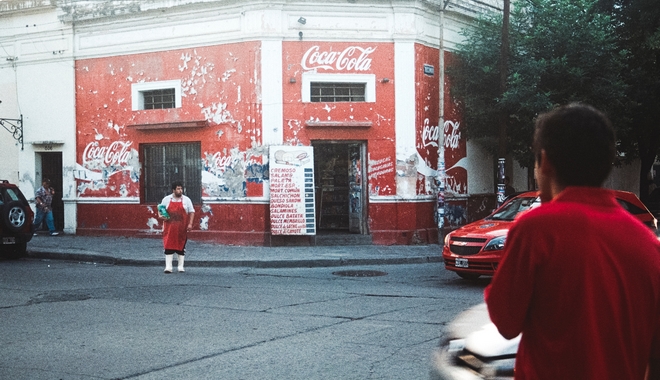 Μποϊκοτάζ στον ρατσισμό: Η Coca-Cola σταματά τις διαφημίσεις στα μέσα κοινωνικής δικτύωσης για ένα μήνα