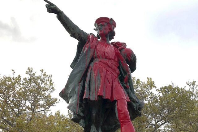 ΗΠΑ: Δύο αγάλματα του Χριστόφορου Κολόμβου στο στόχαστρο διαδηλωτών