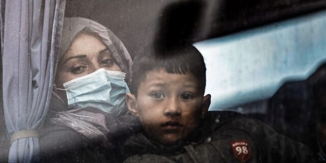 Έρευνα 20/20: Οι πολίτες λένε “ναι” στη μεταφορά προσφύγων στην ηπειρωτική Ελλάδα