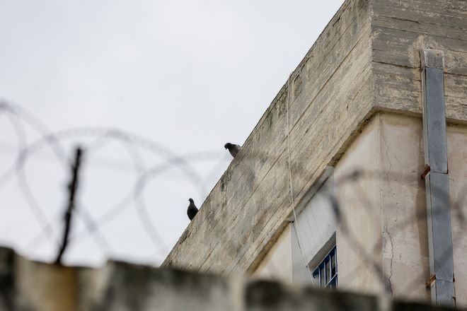 Φυλακές Χαλκίδας: Σωφρονιστικός υπάλληλος προμήθευε κρατούμενους με ναρκωτικά και κινητά