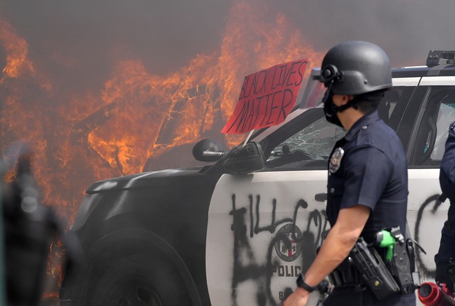 ΗΠΑ: Δίωξη κατά έξι αστυνομικών που χτύπησαν με τέιζερ δύο φοιτητές