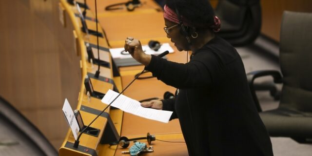 Ευρωβουλευτής με καταγωγή από Μάλι καταγγέλλει πως έπεσε θύμα αστυνομικής αυθαιρεσίας