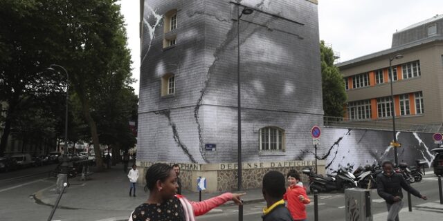 Γαλλία: Τοιχογραφία προς τιμήν των θυμάτων της αστυνομικής βαρβαρότητας