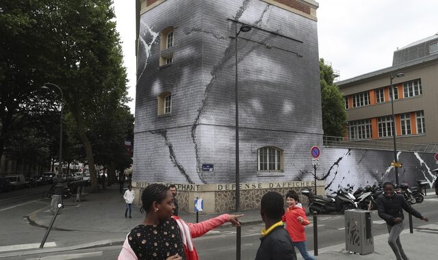 Γαλλία: Τοιχογραφία προς τιμήν των θυμάτων της αστυνομικής βαρβαρότητας