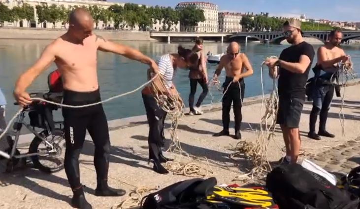 Γαλλία: Δύτες βουτούν και καθαρίζουν τα ποτάμια από τα σκουπίδια