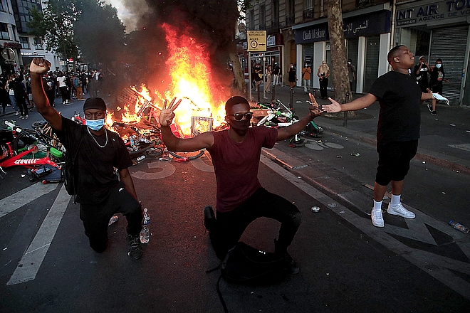 Γαλλία: Με δακρυγόνα διαλύθηκε η αντιρατσιστική συγκέντρωση στο Παρίσι