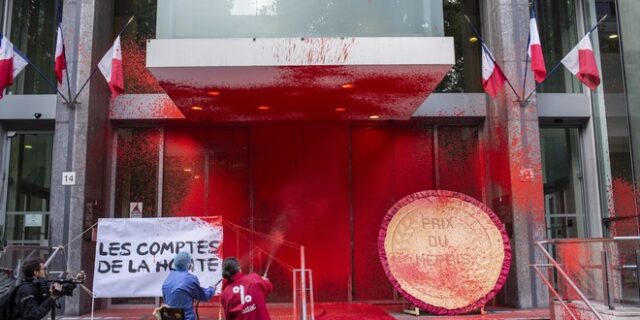 Γαλλία-κορονοϊός: Διαδηλωτές πέταξαν κόκκινη μπογιά στο υπουργείο Υγείας