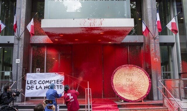 Γαλλία-κορονοϊός: Διαδηλωτές πέταξαν κόκκινη μπογιά στο υπουργείο Υγείας