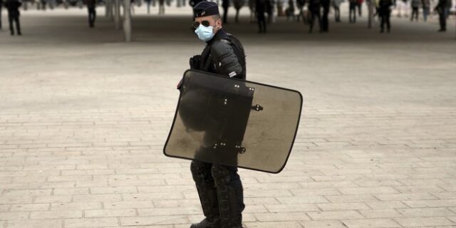 Γαλλία: Ποινή φυλάκισης με αναστολή για αστυνομικό που επιτέθηκε σε 62χρονη διαδηλώτρια