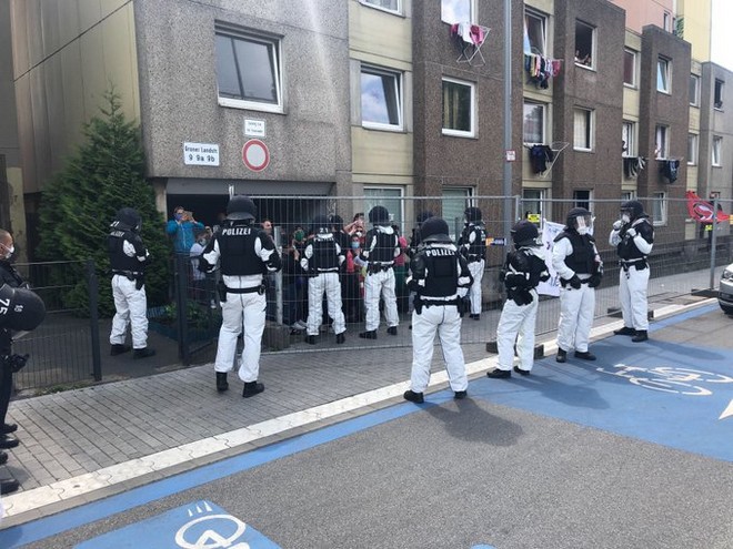 Γερμανία: Σκηνές βίας ανάμεσα σε αστυνομικούς και κατοίκους συγκροτήματος σε καραντίνα