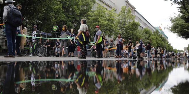 Γερμανία: Ανθρώπινη αλυσίδα κατά του ρατσισμού στο Βερολίνο
