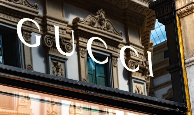 Η κληρονόμος της Gucci ισχυρίζεται ότι ο πατριός της την κακοποίησε σεξουαλικά