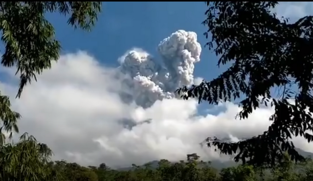 Ινδονησία: Ηφαίστειο εξερράγη δυο φορές μέσα σε λίγες ώρες