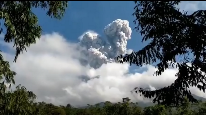 Ινδονησία: Ηφαίστειο εξερράγη δυο φορές μέσα σε λίγες ώρες