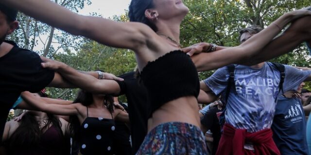 Μόνο καθιστοί οι θεατές σε πανηγύρια και συναυλίες