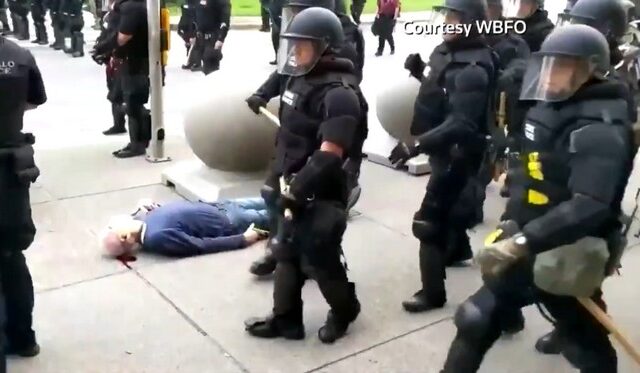 Βίντεο ντοκουμέντο: Αστυνομικοί στη Νέα Υόρκη ρίχνουν 75χρονο βίαια στο έδαφος