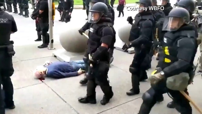 Βίντεο ντοκουμέντο: Αστυνομικοί στη Νέα Υόρκη ρίχνουν 75χρονο βίαια στο έδαφος