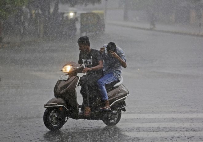 Ινδία: Τουλάχιστον 107 νεκροί από κεραυνούς