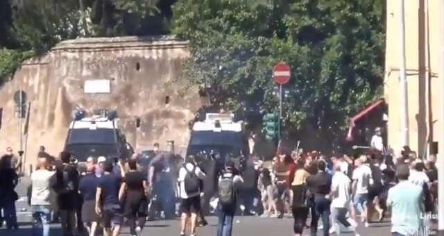Ιταλία: Επίθεση νεοφασιστών κατά δημοσιογράφων και αστυνομικών στο κέντρο της Ρώμης
