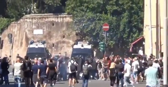 Ιταλία: Επίθεση νεοφασιστών κατά δημοσιογράφων και αστυνομικών στο κέντρο της Ρώμης