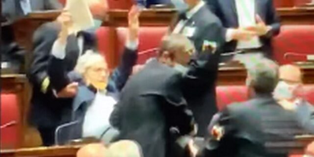Ιταλία: Έβγαλαν σηκωτό από τη Βουλή θερμόαιμο βουλευτή