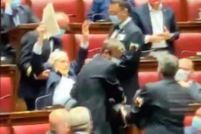 Ιταλία: Έβγαλαν σηκωτό από τη Βουλή θερμόαιμο βουλευτή