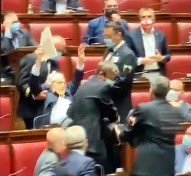 Ιταλία: Έβγαλαν σηκωτό από τη Βουλή θερμόαιμο βουλευτή