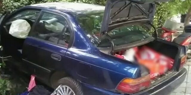Θεσσαλονίκη: Αυτοκίνητο κατέληξε σε αυλές σπιτιών μετά από καταδίωξη