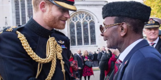 Η βασιλική οικογένεια τιμά 95χρονο βετεράνο – Περπατούσε για να δωρίσει χρήματα