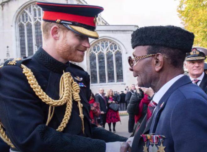 Η βασιλική οικογένεια τιμά 95χρονο βετεράνο – Περπατούσε για να δωρίσει χρήματα