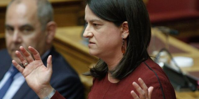 Αμετανόητη η Κεραμέως  για την “διαγωγή”: “Στην Ιταλία δεν περνάνε στην επόμενη τάξη”