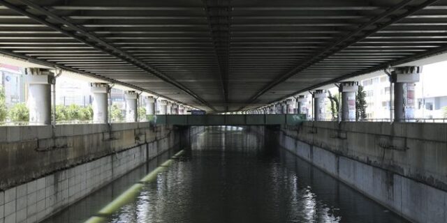 Γυναίκα έπεσε στον Κηφισό – Μεγάλη επιχείρηση για τη διάσωσή της