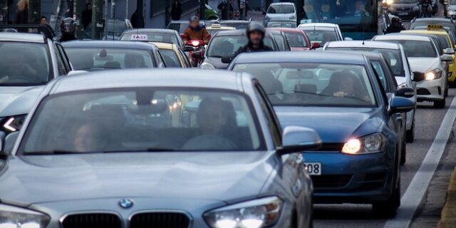 Κίνηση στους δρόμους: Μποτιλιάρισμα στην Αττική Οδό λόγω τροχαίου – Προβλήματα στο κέντρο