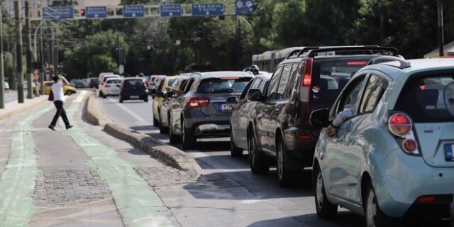 Κίνηση στους δρόμους: Μαρτύριο για τους οδηγούς
