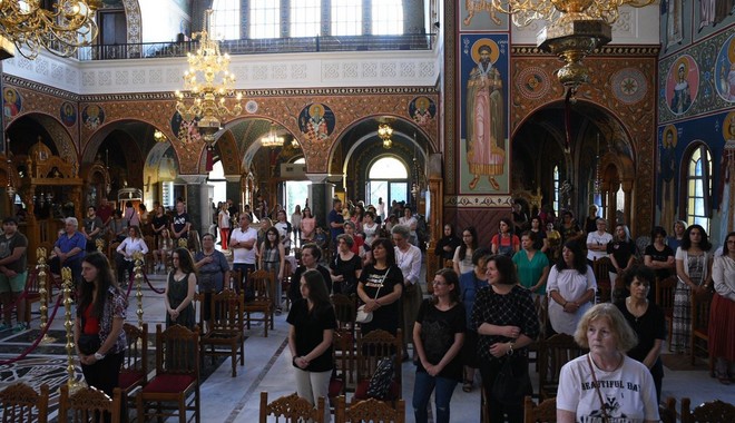 Πανελλήνιες 2020: Ουρές σε εκκλησία της Λάρισας από υποψήφιους