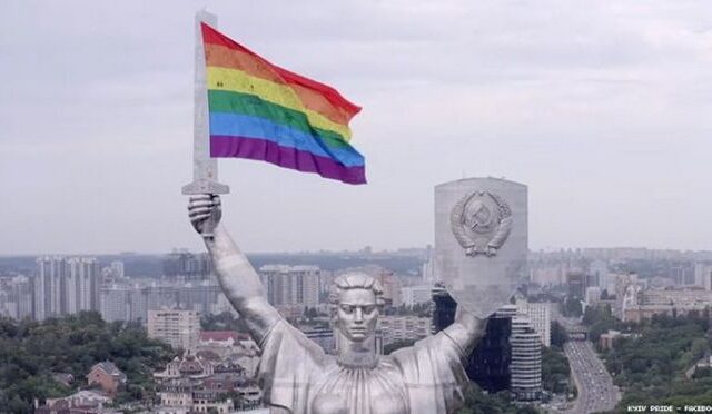 Ουκρανία: Ακτιβιστές ύψωσαν τη σημαία του Pride στο Άγαλμα της Ελευθερίας