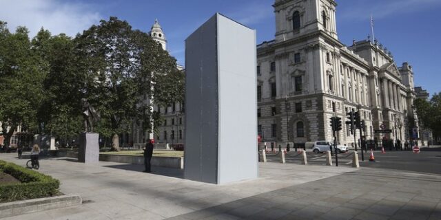 Ο Μακρόν επισκέπτεται το Λονδίνο – Η μεταλλική θήκη από το άγαλμα του Τσόρτσιλ αφαιρείται