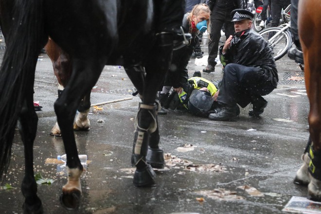 Δολοφονία Φλόιντ: Σύγκρουση διαδηλωτών με έφιππους αστυνομικούς στο Λονδίνο