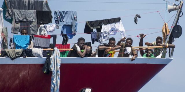 Μάλτα: Επέτρεψε την αποβίβαση 425 μεταναστών μετά από απειλές για απαγωγή του πληρώματος