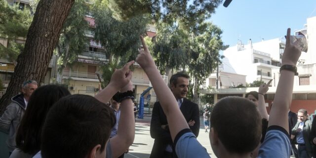 Καλλιθέα: Η ξεκαρδιστική αντίδραση πιτσιρίκου όταν είδε τον Μητσοτάκη στο σχολείο του