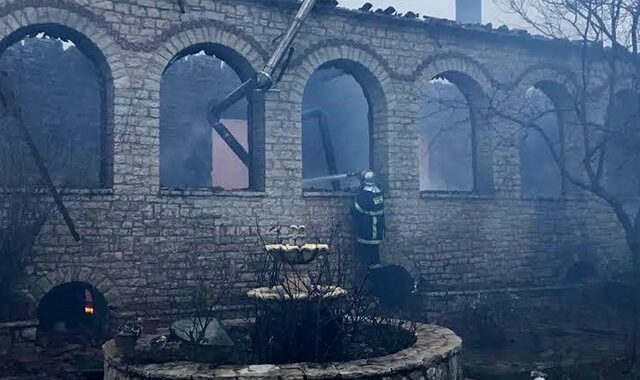 Λαμία: Καταστροφική η πυρκαγιά στο Μοναστήρι της Βαρνάκοβας