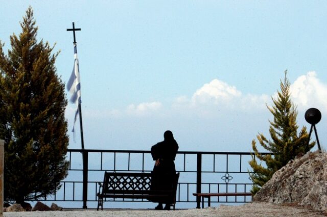 Πέντε μοναχές στα Καλάβρυτα στήνουν μπλόκο στο απαραίτητο νέο δίκτυο ρεύματος στην Πελοπόννησο