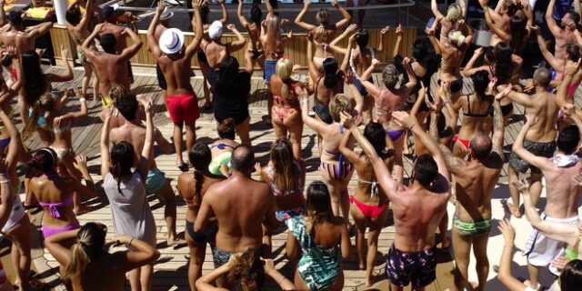 Η “κανονικότητα” της Μυκόνου: Είσοδος με application, ξενοδοχείο καραντίνας και πάρτι σε βίλες