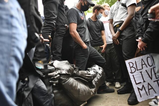Αγγλία: Διαδηλωτές του κινήματος Black Lives Matter έριξαν άγαλμα εμπόρου σκλάβων