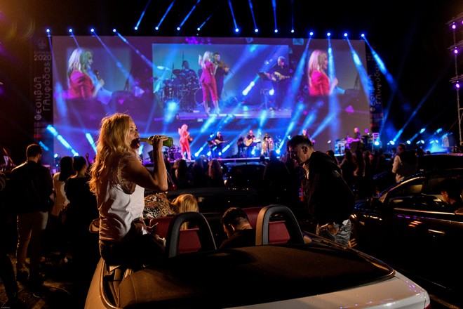 Γλυφάδα: Εντυπωσιακή η πρώτη drive in συναυλία στην Ελλάδα με τη Νατάσσα Θεοδωρίδου