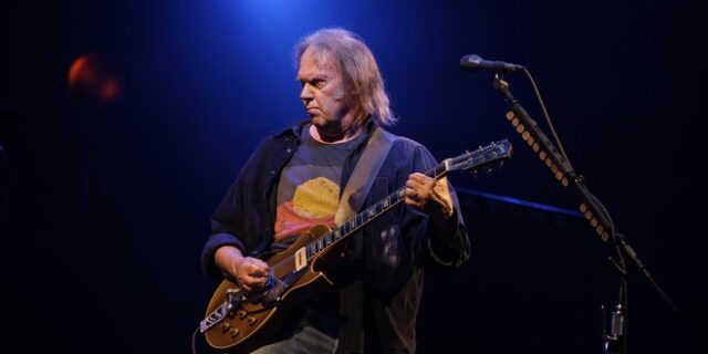 Neil Young: “Ο αξιοθρήνητος Τραμπ σύντομα θα είναι ανίσχυρος”