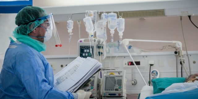 Κορονοϊός: Δεσμεύονται ιδιωτικές κλινικές και στρατιωτικά νοσοκομεία για ασθενείς με covid-19