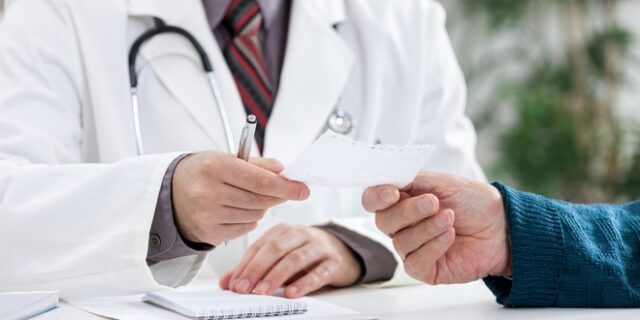 Στο “μικροσκόπιο” γιατρός για συνταγές σε 1.033 ασθενείς, ενώ είχε εξετάσει μόνο πέντε