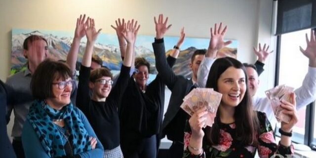 Νέα Ζηλανδία: Εργοδότης υποδέχεται τους υπαλλήλους του με μπόνους 1.000 δολαρίων