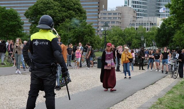 Ολλανδία: Συλλήψεις σε συγκέντρωση κατά των μέτρων κοινωνικής αποστασιοποίησης